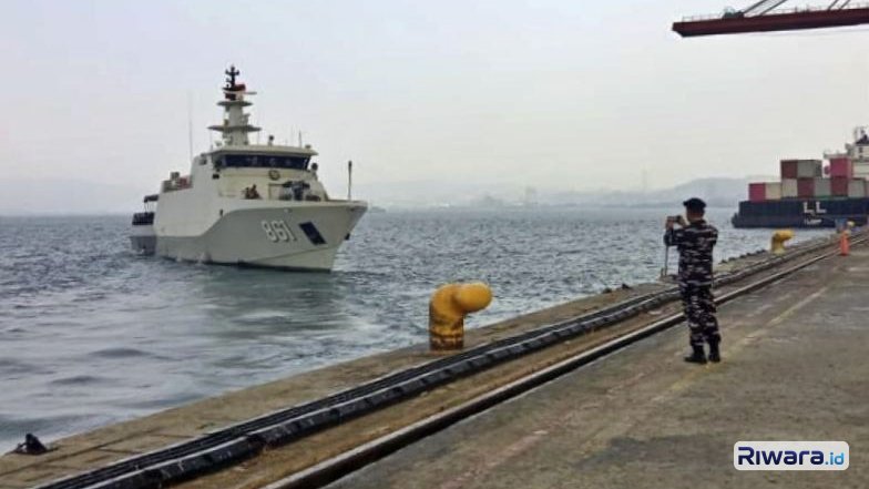 Kapal perang TNI AL KRI Lepu 861 yang tergabung dalam misi pencarian 5 jurnalis di Selat Sunda